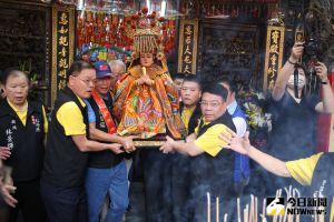 ▲郭台銘出席板橋區慈惠宮媽祖遶境儀式，與廟方共同扶持媽祖鑾駕。（圖 ／記者吳嘉億攝，2023.05.12）