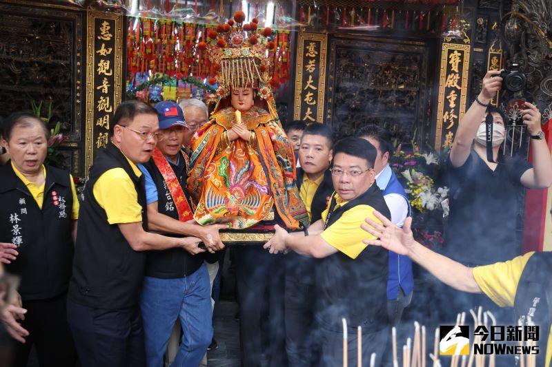 ▲ 郭台銘出席板橋區慈惠宮媽祖遶境儀式,與廟方共同扶持媽祖鑾駕。(圖 /記者吳嘉億攝,2023.05.12)
