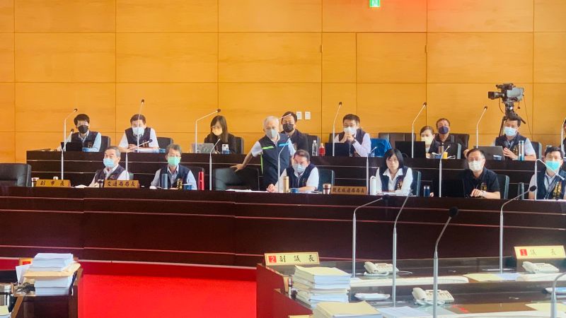▲林良泰原應綠營議員要求站起來欲離席,又被藍營議員攔下。(圖/記者顏幸如攝,2023.05.12)