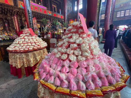 ▲正統鹿耳門聖母廟信眾發心捐獻逾3000組壽桃、壽麵發送給四方大德（圖／記者林怡孜攝，2023,05,12）