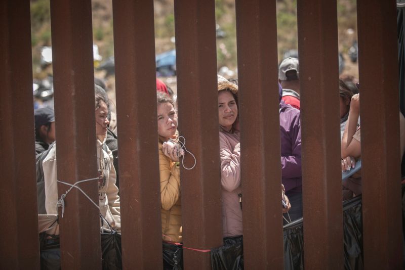 ▲美國德州艾爾帕索首長今天表示，墨西哥湧入的移民人數激增已把當地逼向「臨界點」，每天有逾2000人尋求庇護。示意圖。（圖／美聯社／達志影像）