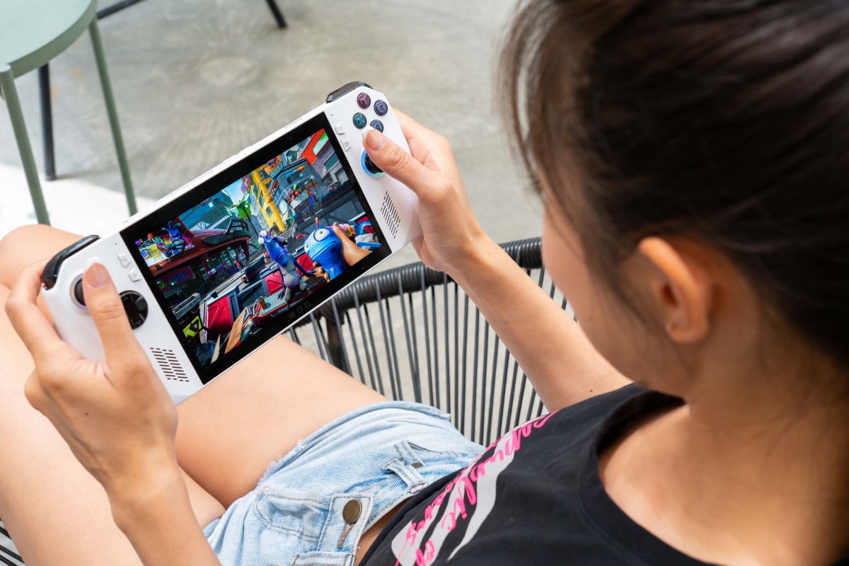 ▲ROG玩家共和國推出首款電競掌機ROG Ally，支援Xbox Game Pass、Steam、EA App、Epic Games等平台遊戲。(圖／官方提供)