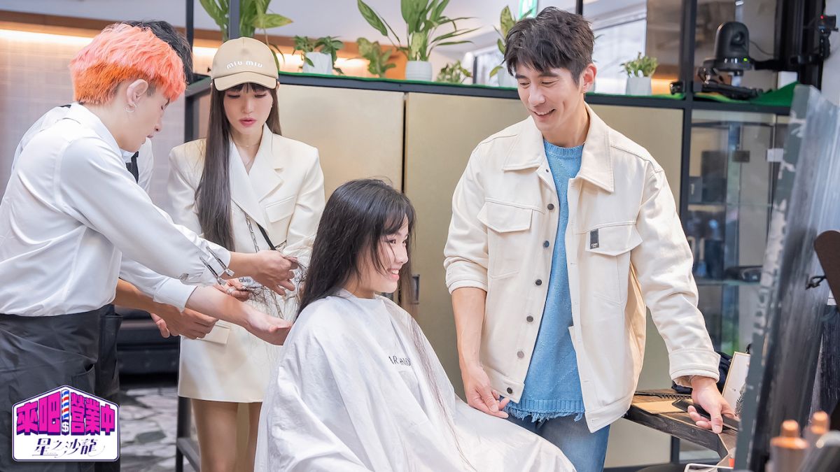 ▲16年來首次剪髮，謝金燕（左二）與修杰楷（右一）為長髮公主圓夢。（圖／TVBS提供）