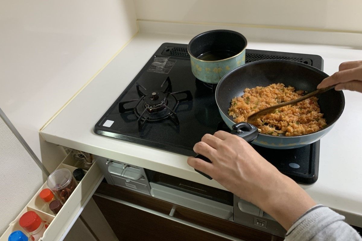 ▲媽媽廚房中做菜，被櫥櫃中冒出的頭嚇壞。（圖／Twitter：Love98054108）