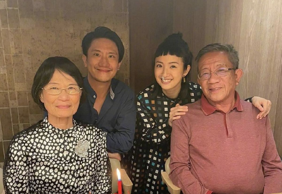 ▲林依晨（右二）2015年和潛水器材CEO林于超（左二）結婚，兩人育有一女「小小林」，左右為林依晨公婆。（圖／林依晨微博）