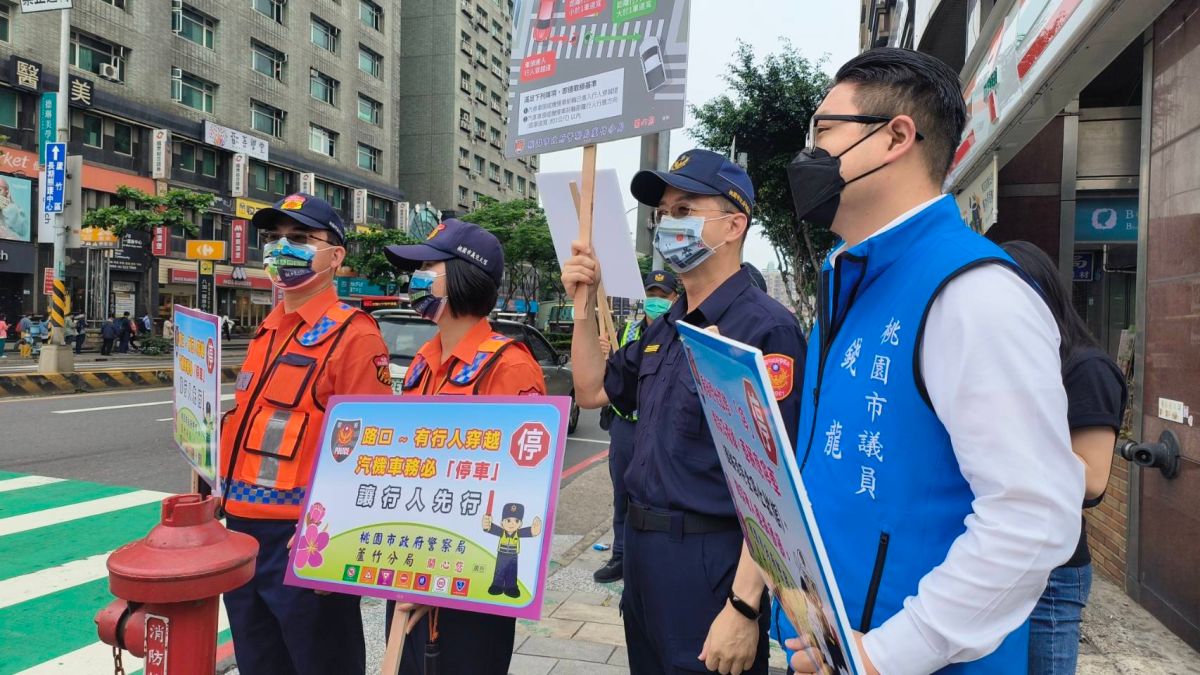 ▲為了改善「行人地獄」，蘆竹分局在蘆竹區中正路與南竹路口，手持宣導告示牌，不斷來回穿越人行道，向所有駕駛人及行人進行宣導。（圖／蘆竹分局提供）