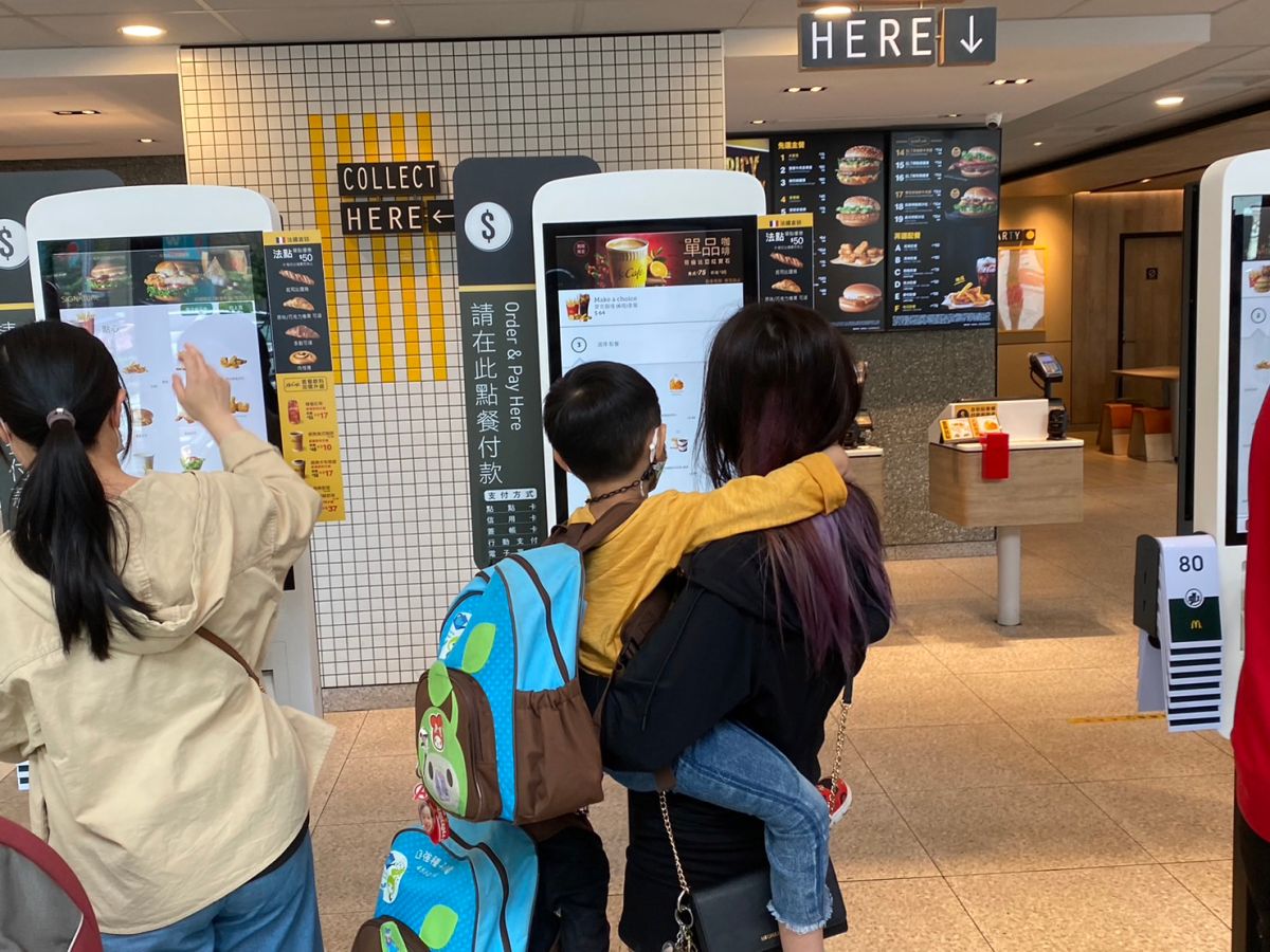 ▲近年來麥當勞開始推廣使用自動點餐機，期望減少櫃台前排隊的情況，但過去卻因順暢度而引來怨聲。（示意圖／記者潘毅攝）