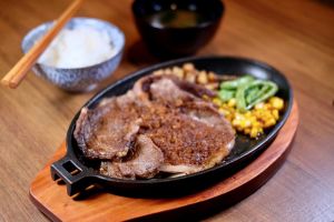 ▲價格最貴的主餐屬日本A5和牛大判燒肉，香醇重口味。（圖／記者葉盛耀攝）
