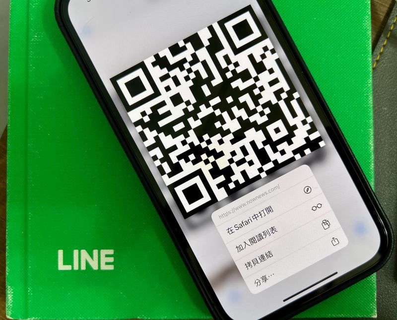▲LINE開啟QR Code時不用第二台手機掃描，iPhone用戶下載到相簿後，接著到相簿內長按QR Code就能開啟連結。(圖／記者周淑萍攝)