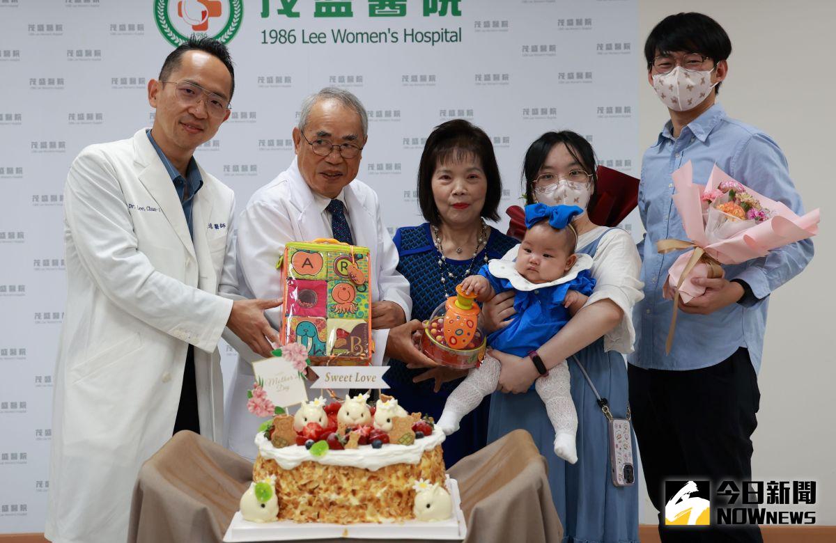 ▲  母女靠「送子爺爺」催生圓夢當媽，母親節前夕返院慶祝。（圖／記者金武鳳攝，2023.5.12)