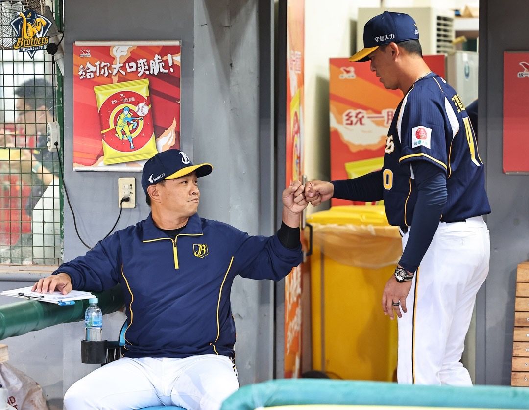 ▲中信兄弟總教練彭政閔與王建民教練擊拳慶賀。（圖／兄弟提供）