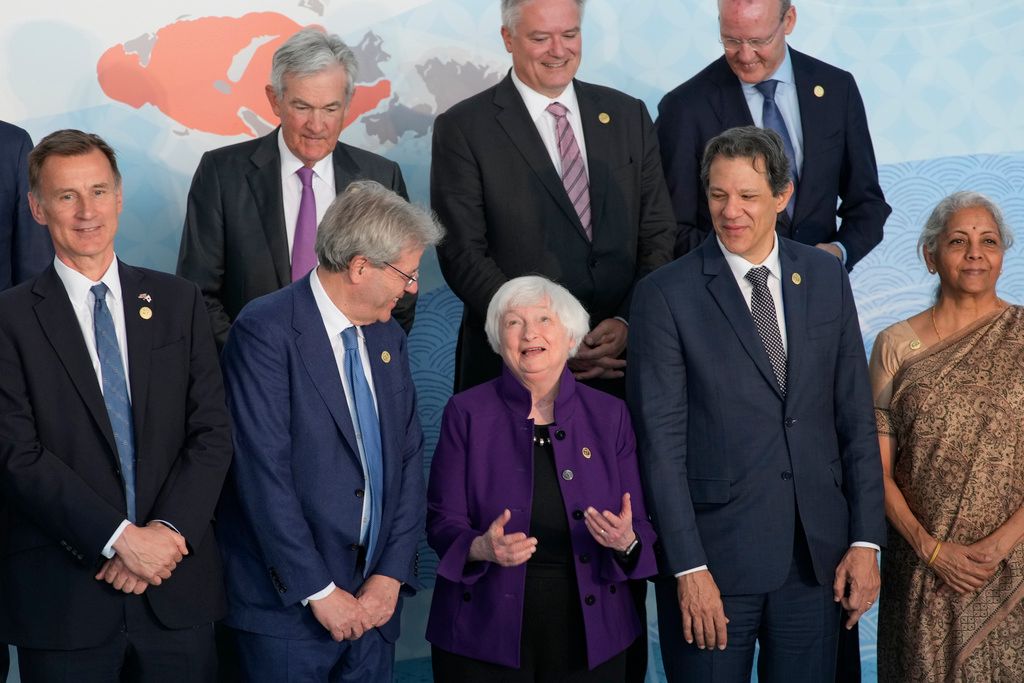 ▲七大工業國集團（G7）財長會議，11日在日本新潟市舉行，各成員國的財政部長與央行行長在現場合影聊天。（圖／美聯社／達志影像）