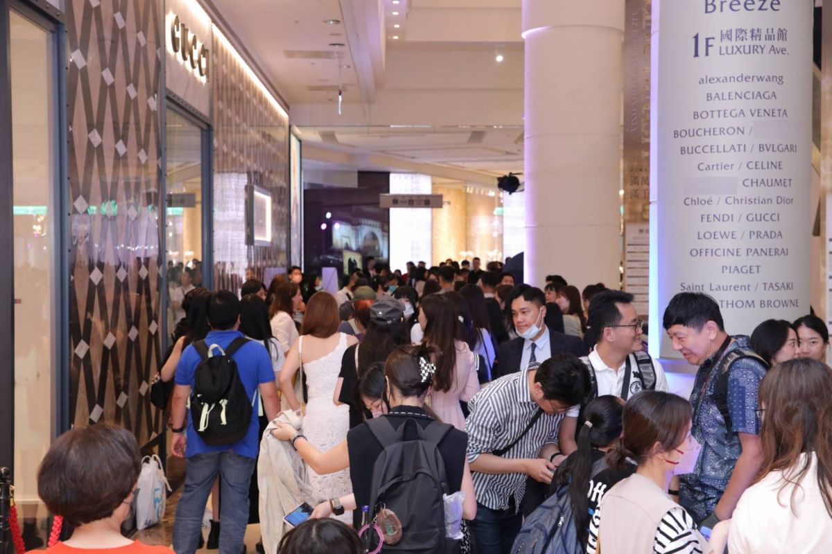 ▲微風之夜現場人潮滿滿，業績達14億元創下亮眼成績。（圖／微風百貨提供）