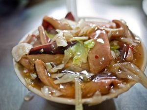 高記生炒魷魚的魷魚羹,一碗才賣45元卻有滿滿好料。(圖/小虎食夢網提供) ▲高記生炒魷魚的魷魚羹,一碗才賣45元卻有滿滿好料。(圖/小虎食夢網提供)