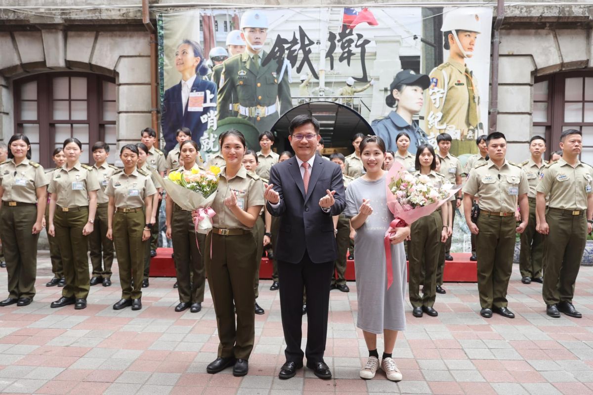 ▲母親節前夕，總統府秘書長林佳龍前往俗稱「天下第一營」的憲兵211營感謝憲兵維安。（圖／翻攝自林佳龍臉書）