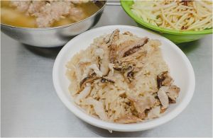 ▲邱家肉羹油飯已傳三代，招牌油飯有滿滿麻油香。（圖／小虎食夢網）