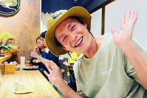 見錢眼開!黃鐙輝送康乃馨「手藏千鈔」 岳母真實反應笑翻眾人