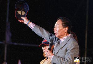 ▲鴻海集團創辦人郭台銘在板橋第二運動場舉辦真愛母親節感恩音樂會,台上強打「0到6歲國家養」政策。(圖/記者葉政勳攝 , 2023.05.12) ▲鴻海集團創辦人郭台銘在板橋第二運動場舉辦真愛母親節感恩音樂會,台上強打「0到6歲國家養」政策。(圖/記者葉政勳攝 , 2023.05.12)