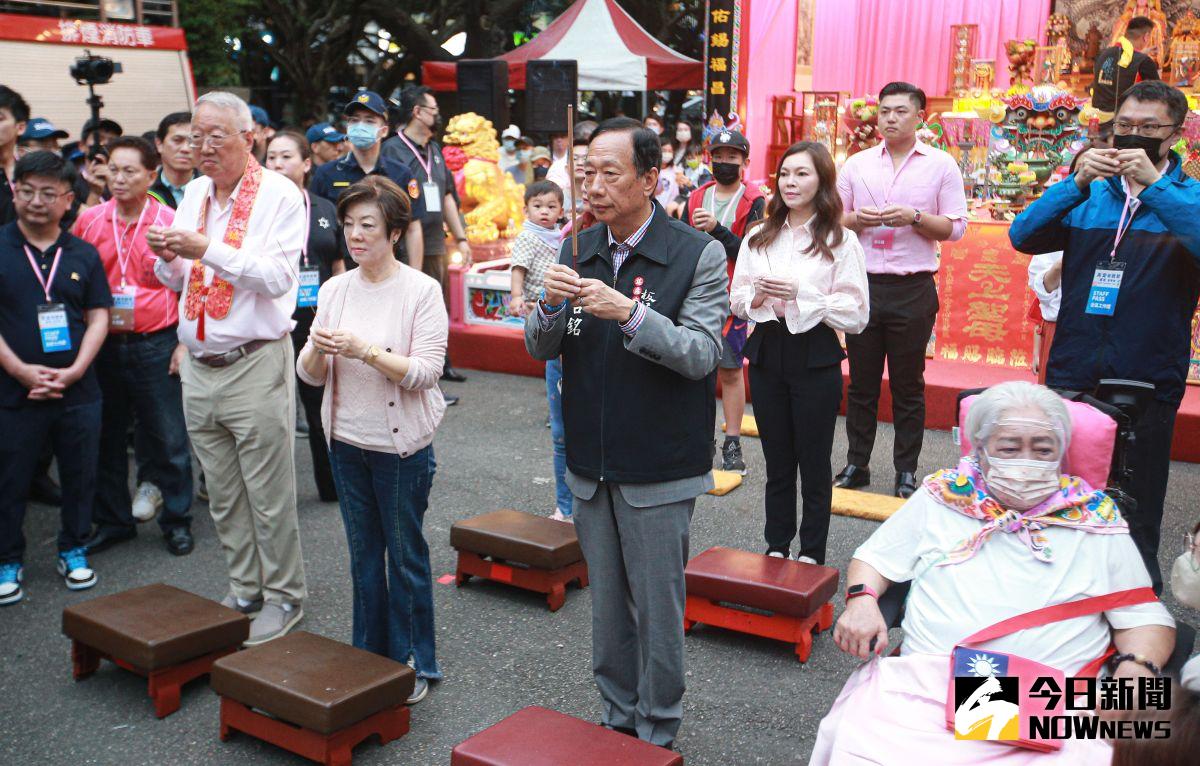 ▲鴻海集團創辦人郭台銘媽媽郭初永真過世，圖為2023年郭台銘帶著郭初永真（右）一起參與板橋慈惠宮媽祖遶境活動。（圖／記者葉政勳攝，2023.05.12）