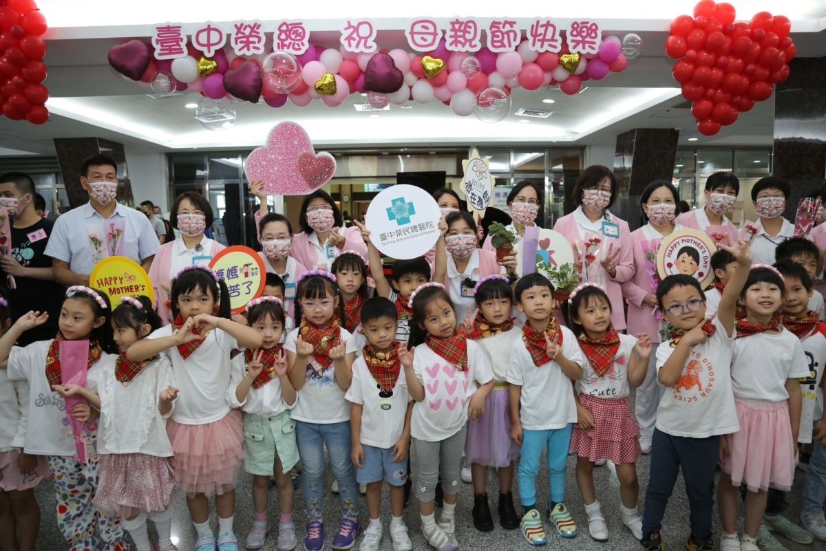 ▲母親節前夕，臺中榮總醫護人員仍堅守崗位，子女造訪職場獻花歡唱，為她們帶來意外驚喜好溫馨。（圖／臺中榮總提供）