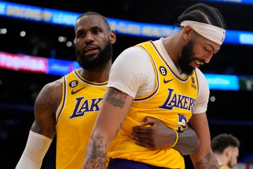 ▲巨頭LeBron James和Anthony Davis仍是湖人進攻主力,將在開幕戰對決金塊。(圖/美聯社/達志影像) ▲LeBron James和Anthony Davis雙人組在季後賽也不堪用。(圖/美聯社/達志影像)
