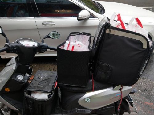 ▲節日、下雨或用餐時間通常會是外送的高峰期，為了避免被棄單，Rick建議不要點太遠的餐廳，且品項不要多。(圖／Rick提供)