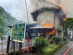 烏來民宿遭祝融!民宿頂樓全面燃燒 7旬婦一度受困警消破窗救人
