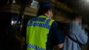 ▲所幸超商店員即時通報警方趕到,警方耐心解釋如果真的刷卡有問題,銀行不會通知要求匯款、購物解除,林男這才鬆了一口氣。(圖/記者郭凱杰翻攝) ▲所幸超商店員即時通報警方趕到,警方耐心解釋如果真的刷卡有問題,銀行不會通知要求匯款、購物解除,林男這才鬆了一口氣。(圖/記者郭凱杰翻攝)