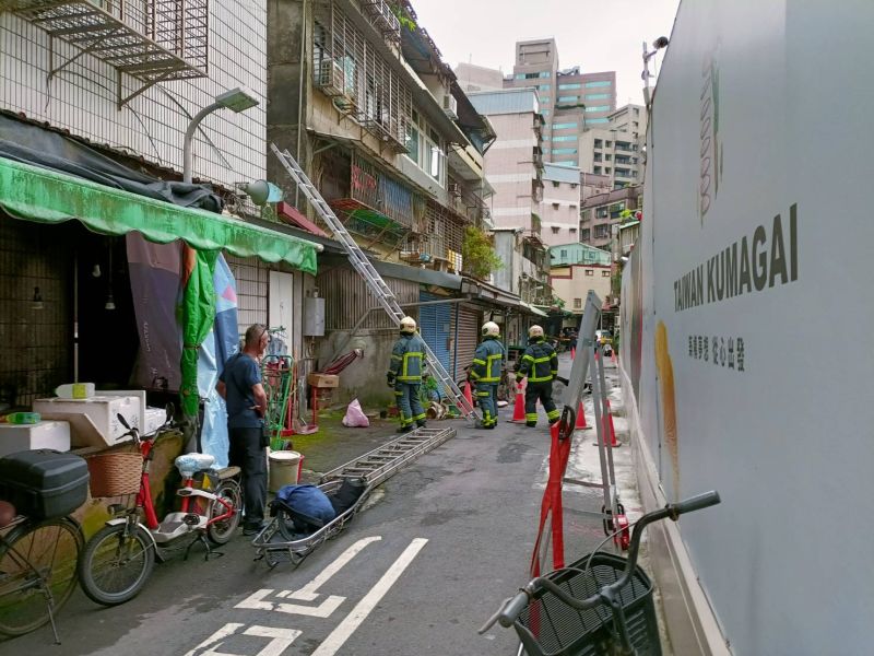 ▲信義區崇德街60巷22號前的新建工地旁道路地層下陷。(圖 /北市府提供)