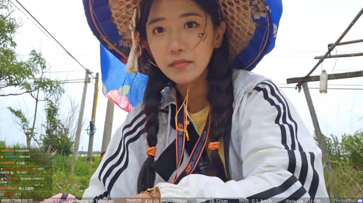 ▲企鵝妹今（13）日正在進行第17天的行程，預計要從苗栗龍港車站走到通霄，約24公里的路程。（圖／企鵝妹直播）