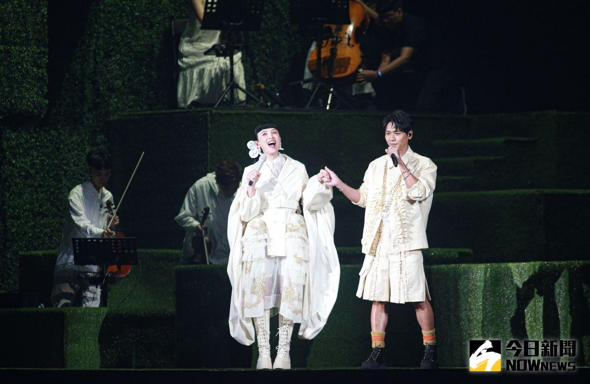 ▲魏如萱（左）在演唱會上，緊牽「緋聞男友」蔡旻佑的手。（圖／記者葉政勳攝, 2023.05.13）