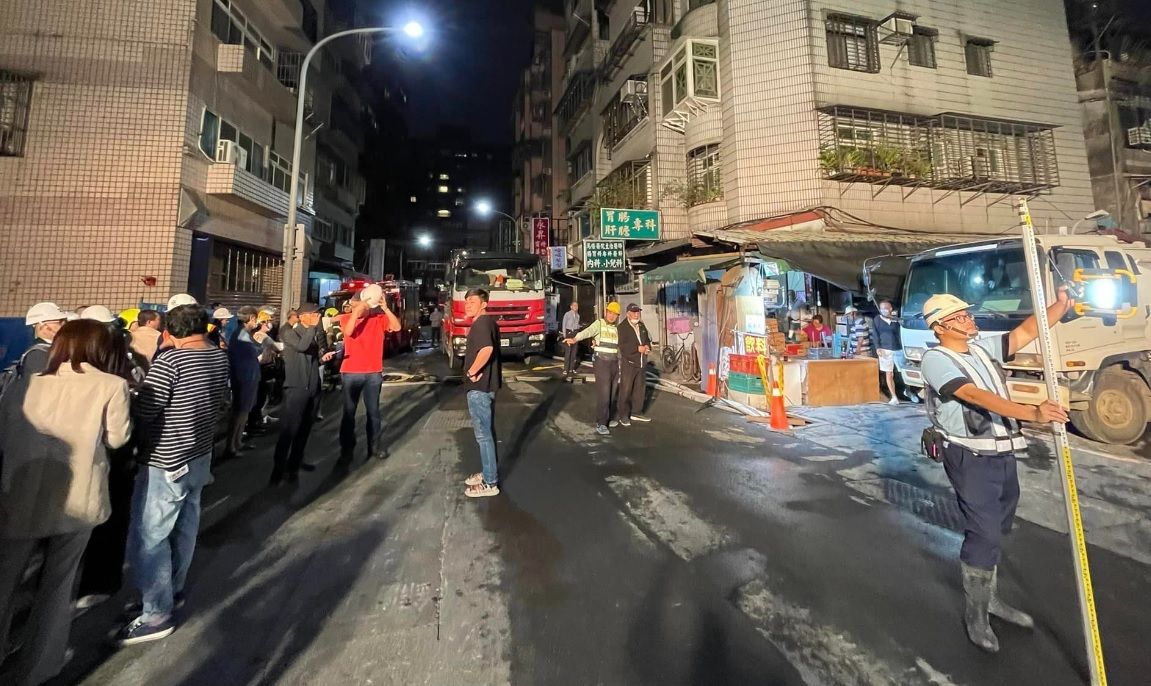 ▲台北市信義區崇德街60巷，發生路面坍塌出現天坑事件，經徹夜修補，目前坑洞已經被填平。（圖／翻攝台北市議員詹為元臉書） 