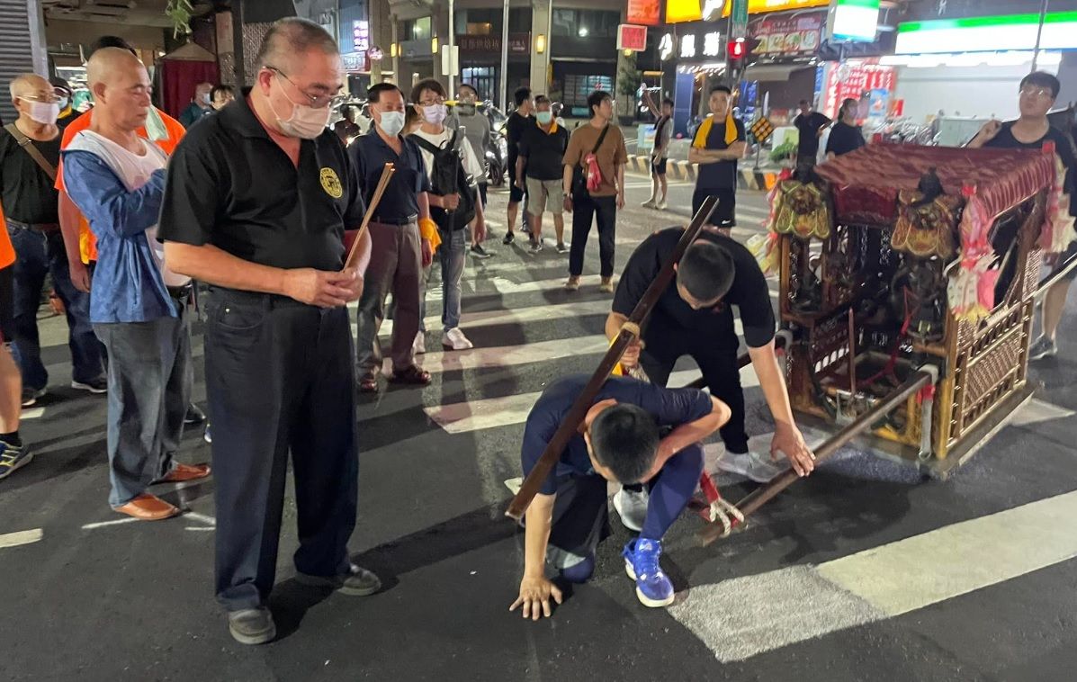 ▲13日晚間，台南市全臺首邑縣城隍廟，進行夜巡前的巡視，沒想到城隍爺出玉皇宮後，隨即來到女童喪命現場進行路祭、化解煞氣。（圖／翻攝全臺首邑縣城隍廟臉書） 