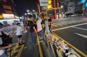 13日晚間,台南市全臺首邑縣城隍廟,進行夜巡前的巡視,沒想到城隍爺隨即來到女童喪命現場進行路祭、化解煞氣。(圖/翻攝謝奇峰臉書) ▲13日晚間,台南市全臺首邑縣城隍廟,進行夜巡前的巡視,沒想到城隍爺隨即來到女童喪命現場進行路祭、化解煞氣。(圖/翻攝謝奇峰臉書)