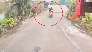 被害人陳男騎車前往工廠,監視器拍下最後身影(圖/翻攝畫面) ▲被害人陳男騎車前往工廠,監視器拍下最後身影(圖/翻攝畫面)