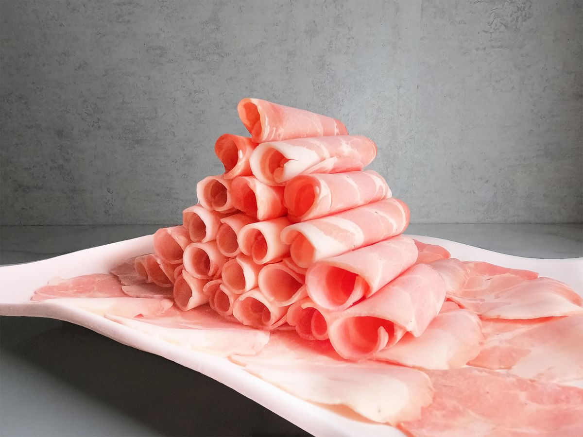 ▲母親節超狂火鍋優惠！肉多多火鍋4人同行免費贈送「大吃一斤」肉肉山；石研室拍照打卡「幾人送幾份肉盤」。（圖／樂多多集團提供）