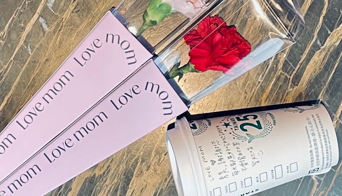 ▲慶祝母親節！星巴克「買一送一」再加碼滿額贈送康乃馨；明起連2天「第二杯半價」優惠。Sharetea歇腳亭飄飄芋餡系列飲品「第2杯半價」。（圖／翻攝自星巴克FB）