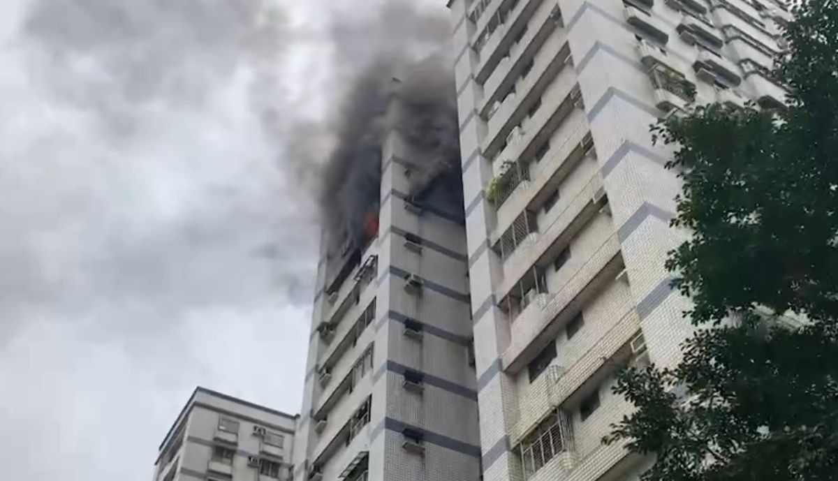 ▲14日上午，新北市林口區1棟16層樓高建築，其13樓傳出發生火警，警消獲報後，隨即派遣人車前往救援。（圖／翻攝畫面） 
