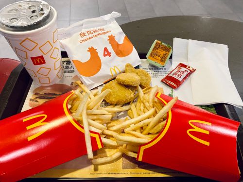 618買一送一爽吃麥當勞、肯德基、漢堡王6大速食!拿坡里炸雞29元 ▲麥當勞雞塊買一送一優惠在補班日吃起來。(圖/記者蕭涵云攝)