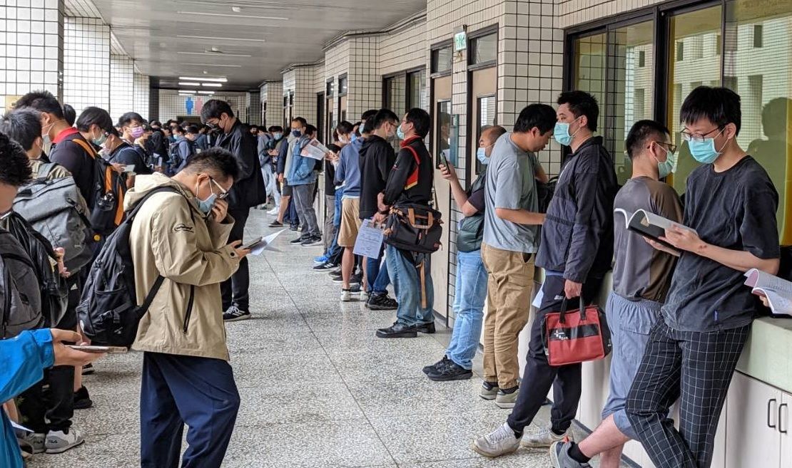 ▲台電僱用人員招考初試在今（14）日登場，錄取名額也首破千人創新高，考生等待入場的同時，也把握時間做最後衝刺。（圖／台電提供）　