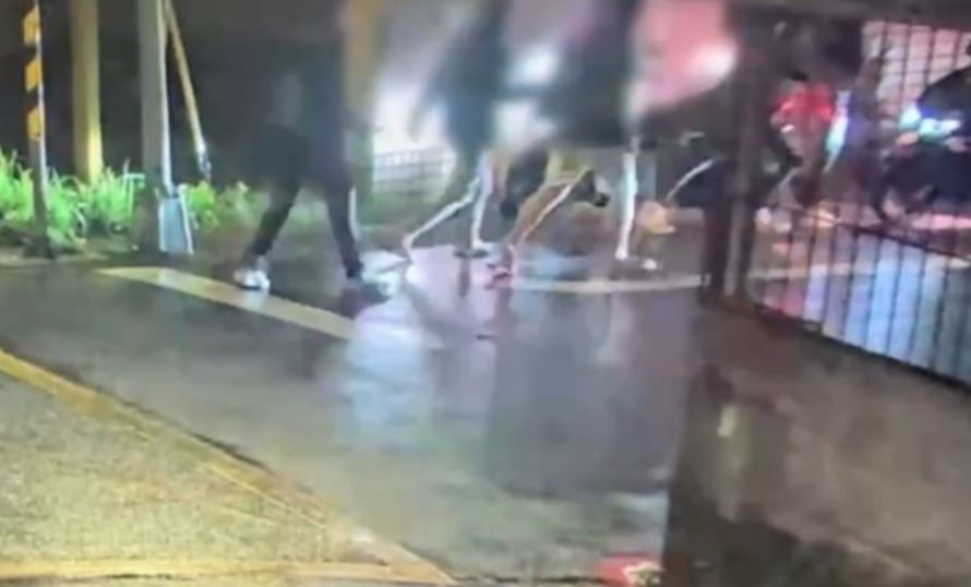 ▲12日深夜，北市內湖區康寧路三段，發生鬥毆砍人事件，32歲陳姓男子背部遭刀械刺傷；友人董姓男子臉部遭噴辣椒水，警方循線逮捕8人到案。（圖／翻攝畫面）  