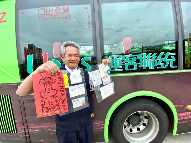 ▲公車司機羅兆彬收到很多乘客送的謝卡(圖／交通局提供2023.5.14)