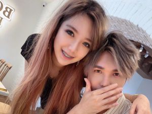 口罩男被綠!正妹妻遭小王緊摟畫面曝光 1動作回應!2000粉心碎 ▲「口罩男」和妻子曾樂兒傳婚變。(圖/取自「口罩男」粉專)