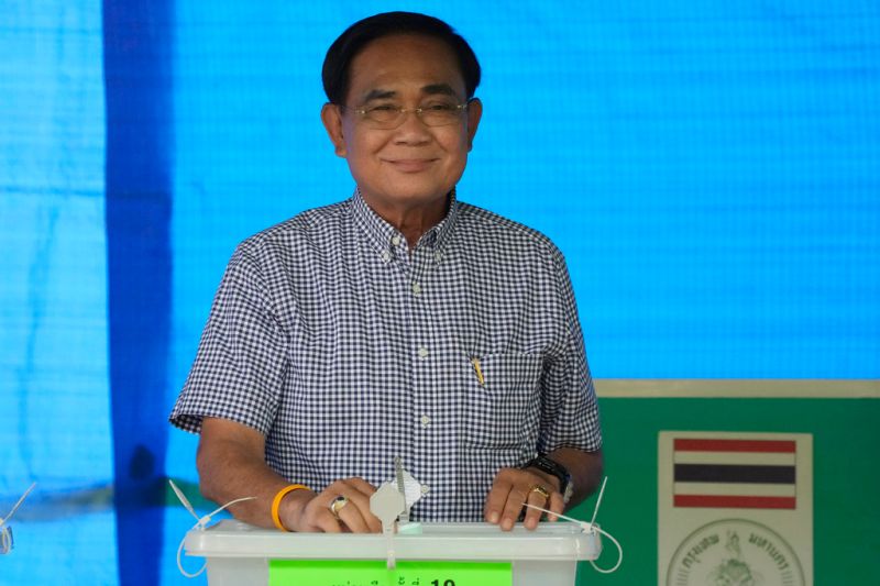 ▲泰國國會眾議院選舉14日登場，尋求連任的總理帕拉育一早就到選區內的投票所投票。（圖／美聯社／達志影像）