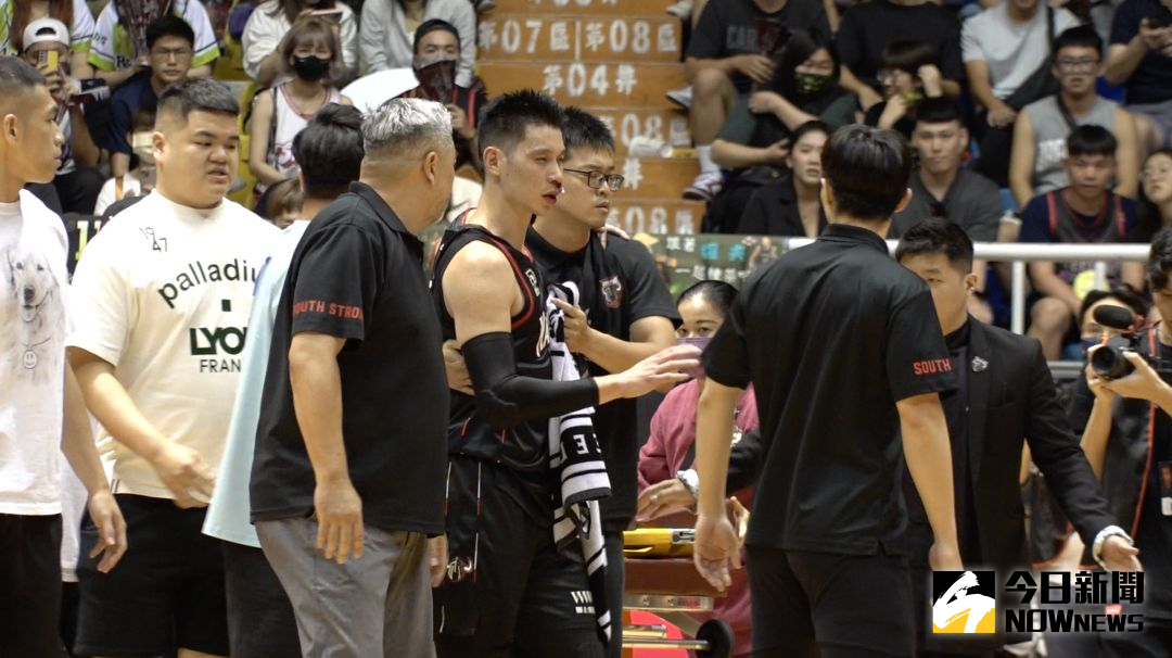 ▲林書豪被打傷治療後送醫。（圖／陳云茹攝）