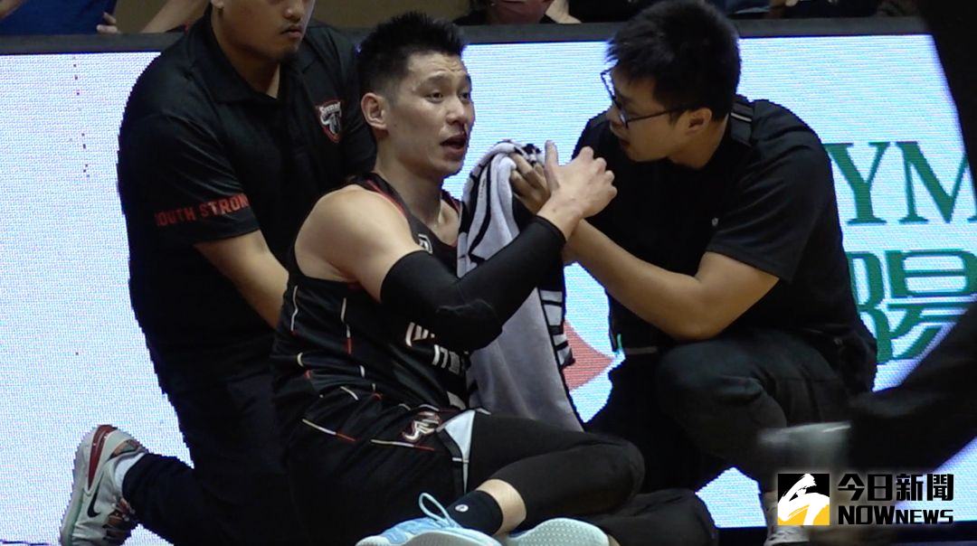 ▲林書豪被打傷治療後送醫。（圖／陳云茹攝）