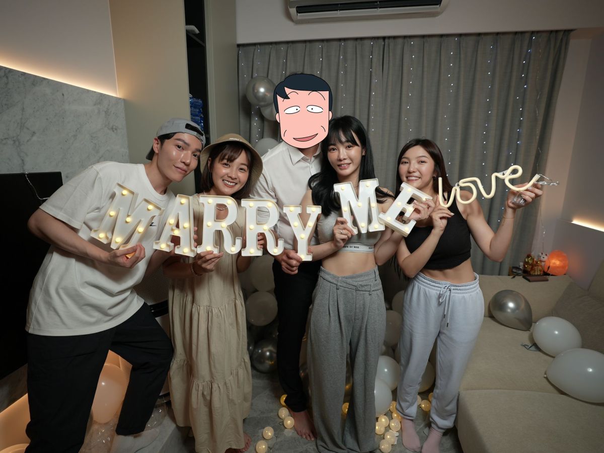 ▲32歲舒子晨（右二）母親節宣布結婚，右一為何美、左二為籃籃。（圖／經紀人提供）