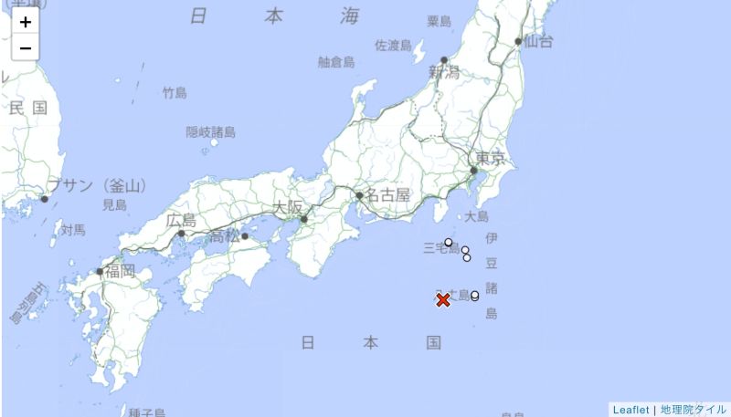 ▲日本東京離島今（14）下午兩小時內接連發生四起地震，出現明顯搖晃同時當局也發佈海嘯預警。（圖／氣象廳）