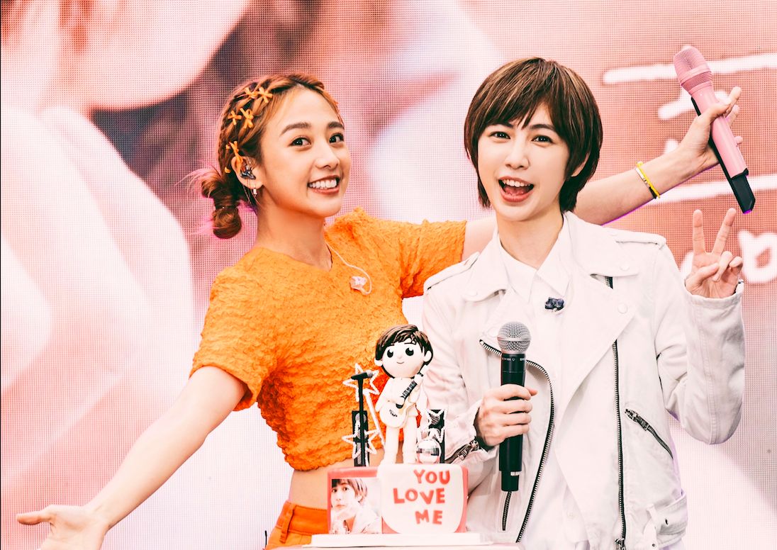 ▲魏嘉瑩（右）生日演唱會，邀來鬼鬼合體跳花朵舞。（圖／相映國際提供）
