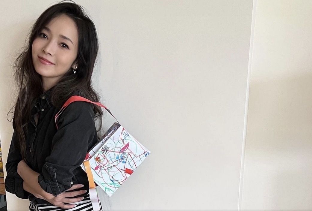 ▲侯佩岑曬出兒子們親手做的母親節禮物包包，臉上洋溢著幸福的微笑。（圖／翻攝自侯佩岑IG）